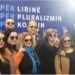 Me syze dhe dy gishtat lart, demokratët e Elbasanit surprizojnë Berishën në 32 vjetorin e PD