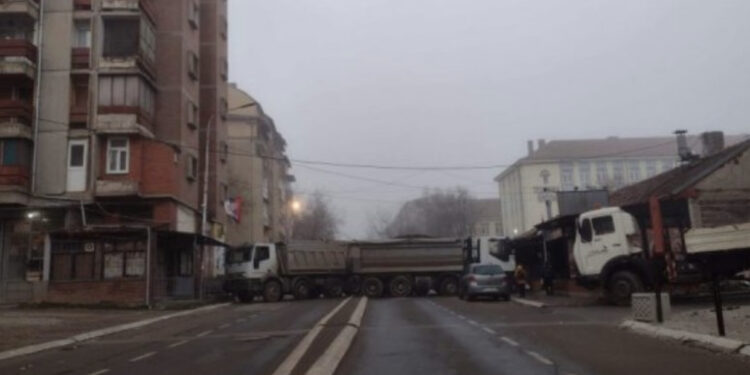 Vendoset barrikada e tretë në Kosovë, dy prej tyre në Mitrovicë