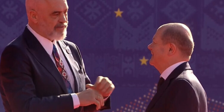 I buzëqeshur, mbërrin në Samitin e BE në Tiranë kancelari gjerman Scholz