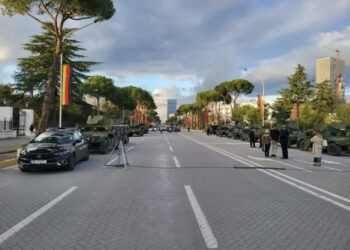 4 ditë para Samitit të BE-së/ Cmendet Edi Rama, nxjerr ushtrinë në rrugë