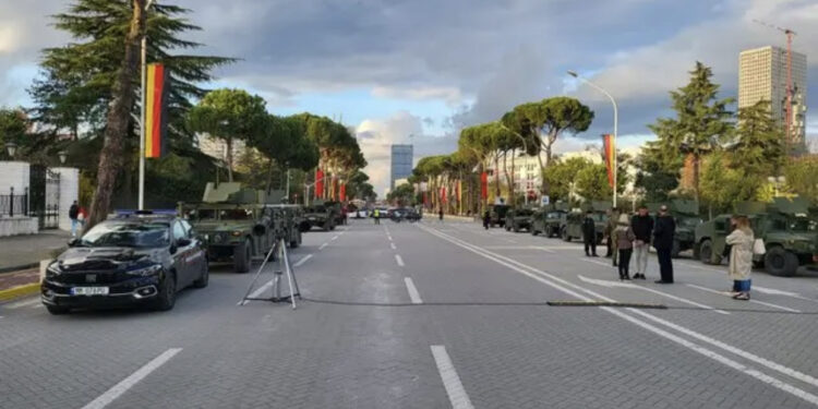 4 ditë para Samitit të BE-së/ Cmendet Edi Rama, nxjerr ushtrinë në rrugë