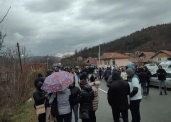 Shtyhen zgjedhjet në veri të Kosovës! Situata e tensionuar, serbët bllokojnë rrugën
