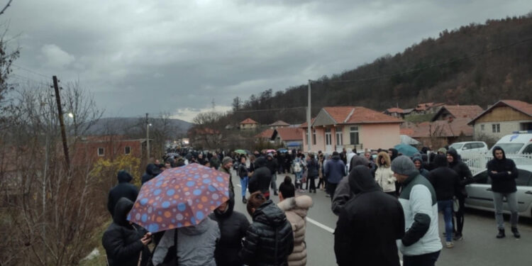 Shtyhen zgjedhjet në veri të Kosovës! Situata e tensionuar, serbët bllokojnë rrugën