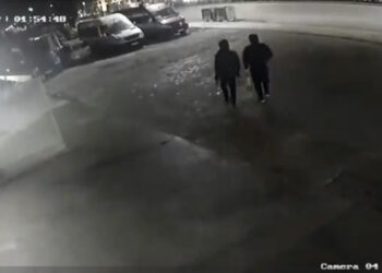 VIDEO-Më kapuç! Hedhin benzinën dhe ia mbathin! Momenti i djegies së tre makinave