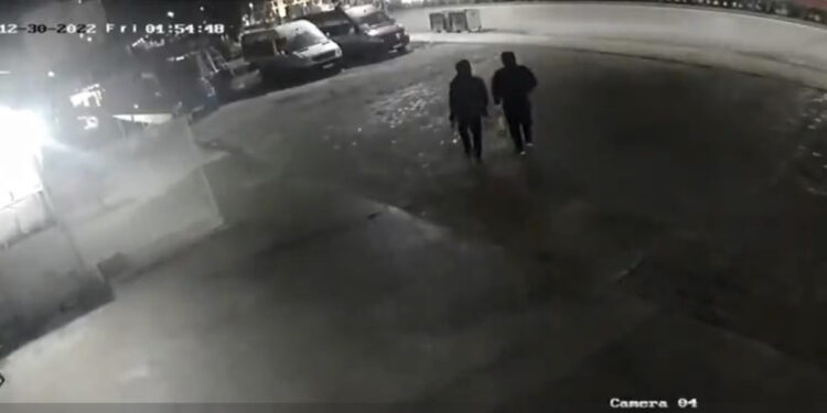 VIDEO-Më kapuç! Hedhin benzinën dhe ia mbathin! Momenti i djegies së tre makinave