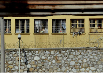 Policia greke bastis qelitë e shqiptarëve në Kretë, u gjen lëndë narkotike