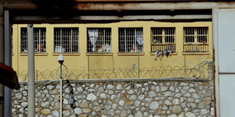 Policia greke bastis qelitë e shqiptarëve në Kretë, u gjen lëndë narkotike