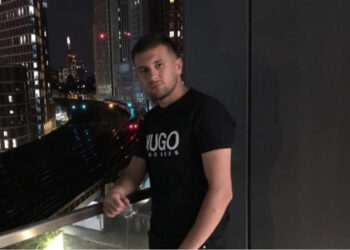 FOTO-EMRI/ E trishtë/ Humb jetën 21 vjeçari shqiptar në Angli, u asfiksua nga zjarri në “shtëpinë e barit”