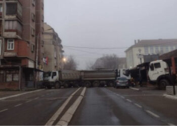 Tensionohet situata, vendosen dhe dy barrikada të tjera në veri të Kosovës, serbët s’dëgjojnë thirrjet e ndërkombëtarëve