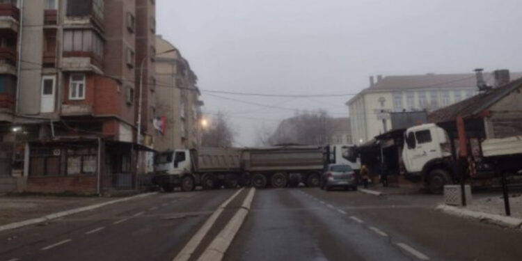 Tensionohet situata, vendosen dhe dy barrikada të tjera në veri të Kosovës, serbët s’dëgjojnë thirrjet e ndërkombëtarëve