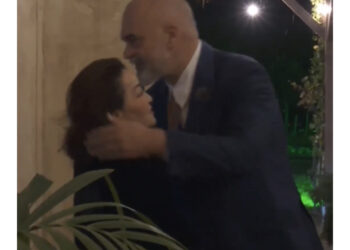 FOTO/ Rama përqafim hipokrit me Yuri Kim, ambasadorja ulet krah Linda Ramës, çfarë s’u pa nga festa e fundvitit