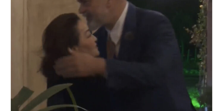 FOTO/ Rama përqafim hipokrit me Yuri Kim, ambasadorja ulet krah Linda Ramës, çfarë s’u pa nga festa e fundvitit