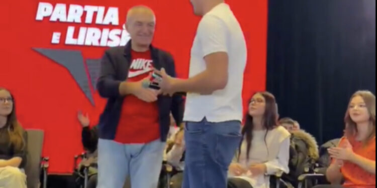 Meta publikon video nga takimi me të rinjtë: Për një Shqipëri që u përket këtyre, ku duan të ndërtojnë të ardhmen