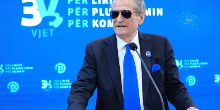 “Do ta përmbysim këtë kalbësirë”, Berisha akuza të ashpra Ramës: Nuk do të kursejmë asgjë, jetën e japim dhe votën s’e falim. Azem, je gjallë!