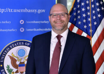 Ambasadori amerikan reagon pas sulmeve ndaj gazetarëve në veri të Kosovës