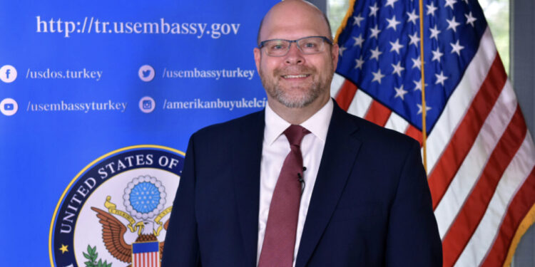 Ambasadori amerikan reagon pas sulmeve ndaj gazetarëve në veri të Kosovës