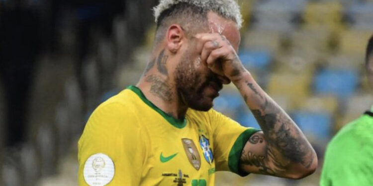 Humbën përballë Kroacisë, lojtarët e Brazilit “lajnë” fushën me lot