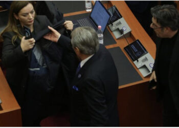 FOTO/ Deputetët respekt maksimal për Berishën, Paloka kujdeset që të mos rrëzohet, Vokshi i vesh pallton, ja çfarë s’u pa nga seanca