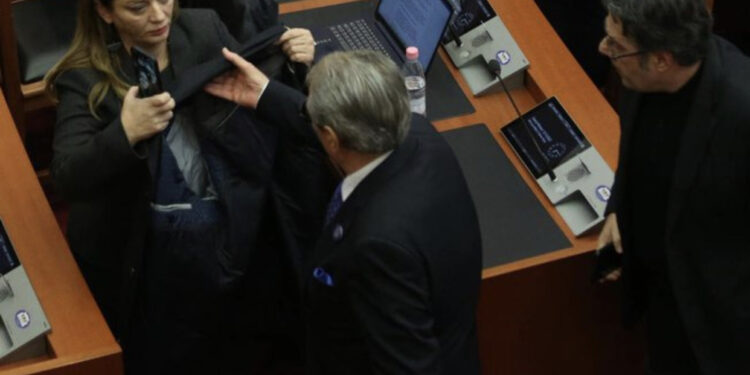 FOTO/ Deputetët respekt maksimal për Berishën, Paloka kujdeset që të mos rrëzohet, Vokshi i vesh pallton, ja çfarë s’u pa nga seanca