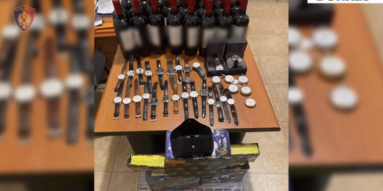 Kapet 67-vjeçari në Durrës, kontrabandonte ora luksoze, fishekzjarrë dhe kaspolla