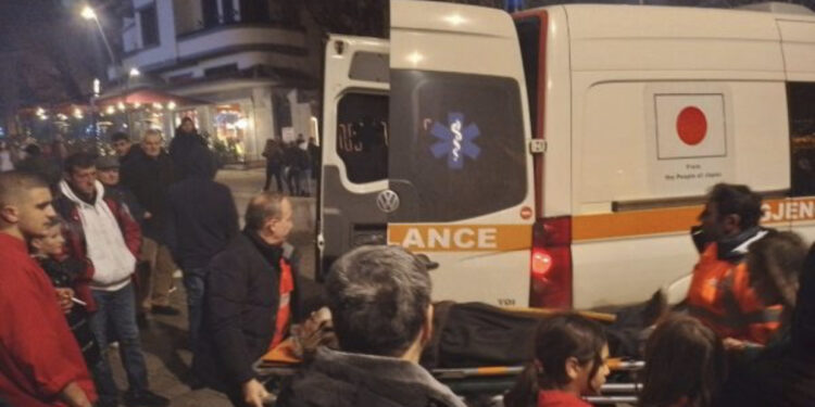 VIDEO/ Babë e bir rrihen me grushte me njëri-tjetrin në Korçë!