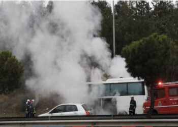 Momente paniku në Selanik, autobusi që transportonte nxënës përfshihet nga flakët