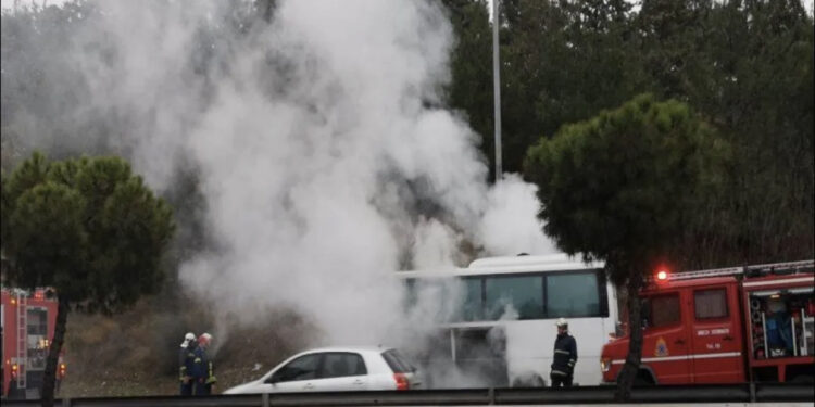 Momente paniku në Selanik, autobusi që transportonte nxënës përfshihet nga flakët