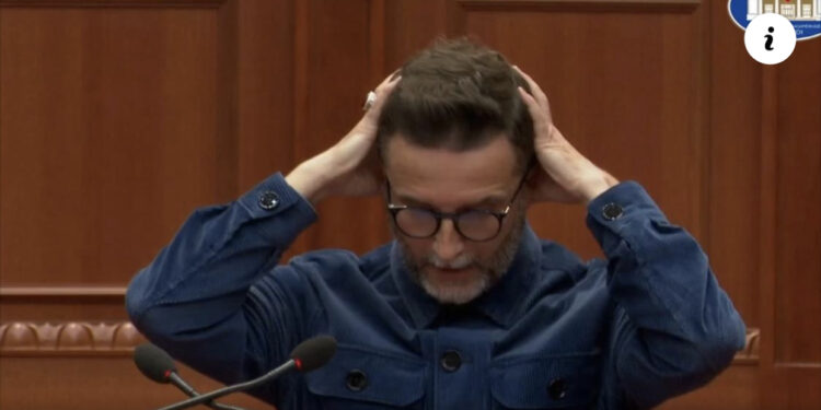 VIDEO/ Braçe vendos duart në kokë dhe shkund qeverinë: Bujqit na bënë deputetë dhe po ikin