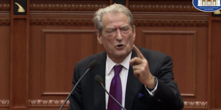 Berisha-Nikollës: Je kryetare e Parlamentit apo sekretare e Edi Ramës?