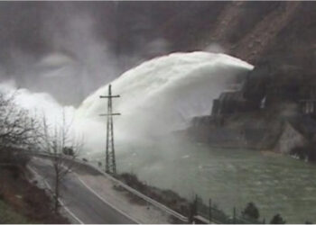 Moti i keq në vend, hapen portat në hidrocentralin e Shkopetit