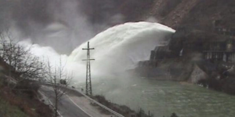 Moti i keq në vend, hapen portat në hidrocentralin e Shkopetit