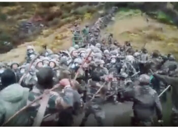VIDEO: Ushtarët indianë dhe ata kinezë përleshen me shkopinj dhe gurë në kufirin mes dy vendeve