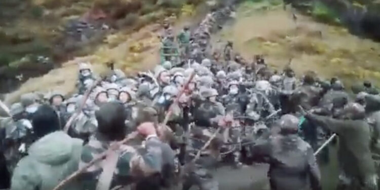 VIDEO: Ushtarët indianë dhe ata kinezë përleshen me shkopinj dhe gurë në kufirin mes dy vendeve