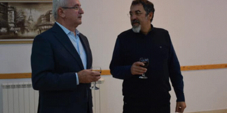 Korrupsioni i ka zënë sytë/ Kryebashkiaku i Skraparit, Adriatik Mema, i dehur tap dhunon qytetarin në lokal