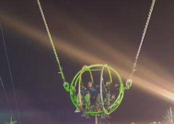 VIDEO/ Panik në parkun e zbukuruar për festa, shkëputet lisharsja, dy djem mbeten të varur për disa minuta