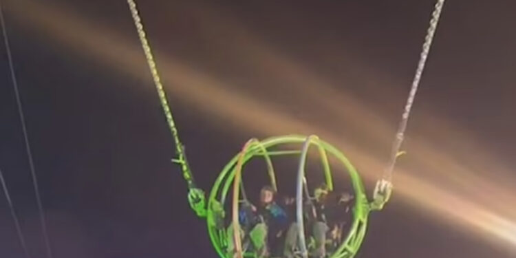 VIDEO/ Panik në parkun e zbukuruar për festa, shkëputet lisharsja, dy djem mbeten të varur për disa minuta