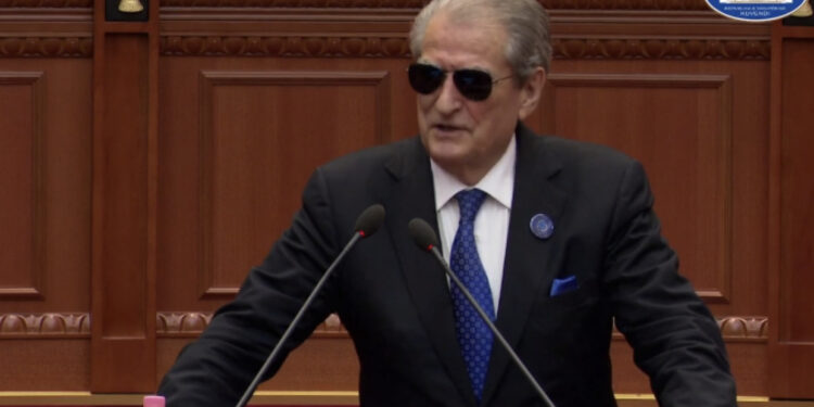 Berisha hap “kartat”: Çuçi i lidhur me serën e Beratit, Balluku me kokainën e Fierit