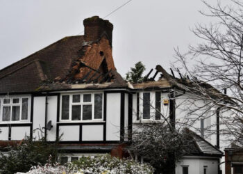 Vëllai i lojtarit të Bylisit u dogj brenda shtëpisë së barit, fqinjët: U shokuam