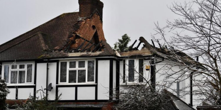 Vëllai i lojtarit të Bylisit u dogj brenda shtëpisë së barit, fqinjët: U shokuam