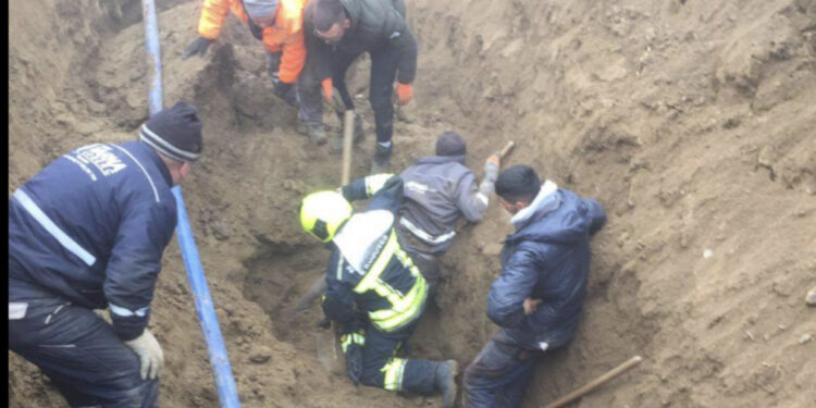 VIDEO/ E zuri dheu poshtë, momenti kur zjarrfikësit e shpëtojnë shqiptarin nga kanali