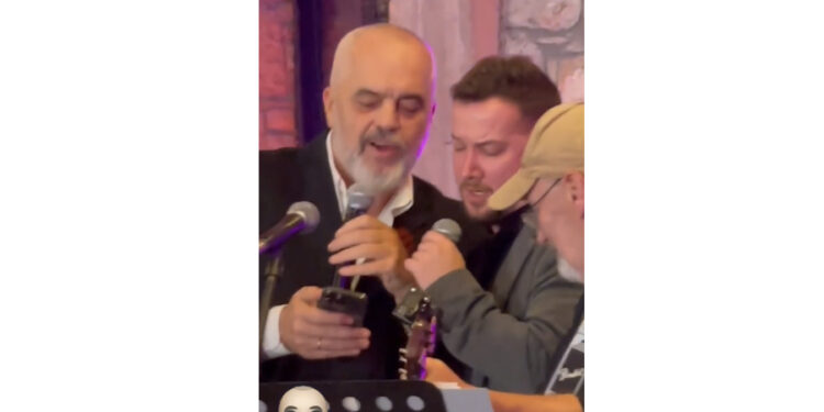 VIDEO/ “Bela cao”, siç nuk e kemi parë kurrë, me mikrofon në duar Rama ja merr këngës