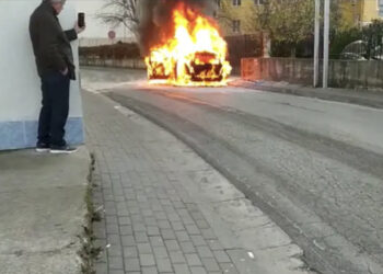VIDEO/ Shpërthen në flakë makina te Senatoriumi