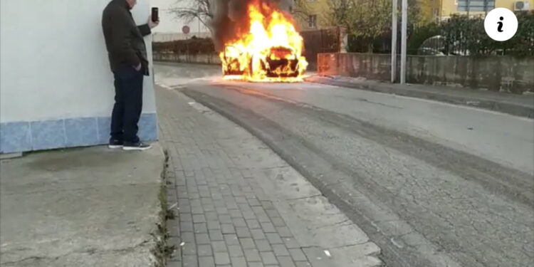 VIDEO/ Shpërthen në flakë makina te Senatoriumi
