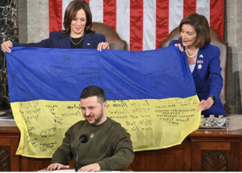 VIDEO/ Vizita e Zelenskyt në SHBA, fjalimi emocionues, puthja me Pelosin dhe shkëmbimi i flamujve