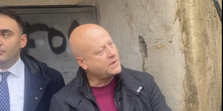 “Na prenë dritat në mes të natës”! Banori: OSHEE kishte urdhër nga bashkia