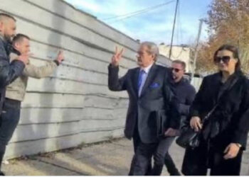 VIDEO/ ‘Na pri doktor, ta djegim sot’/ Berisha përshëndet simpatizantët me dy gishta