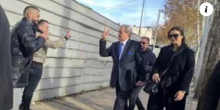 VIDEO/ ‘Na pri doktor, ta djegim sot’/ Berisha përshëndet simpatizantët me dy gishta