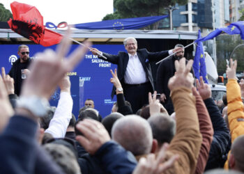 Sali Berisha shpërndan albumin e protestës, me “mirënjohje të pakufijshme” për demokratët