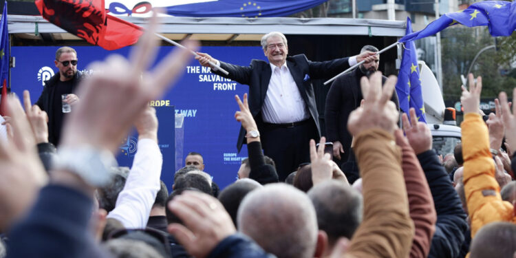 Sali Berisha shpërndan albumin e protestës, me “mirënjohje të pakufijshme” për demokratët