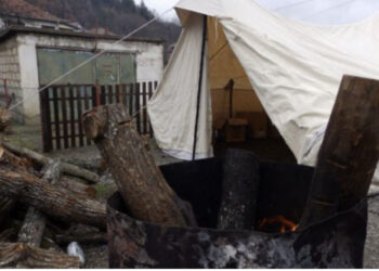 Dita e katër, vijon bllokimi i rrugës dhe mbyllja e shkollave në veri të Kosovës